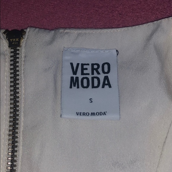 A blouse - Picture 3 of 3